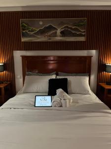 V&M Luxe Azure Staycation