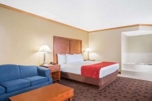 King Suite with Jetted Tub - Sofa Bed/Non-Smoking room in Baymont by Wyndham Kasson Rochester Area
