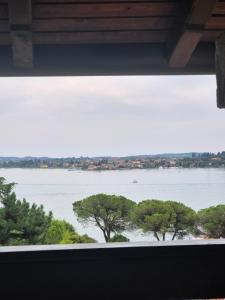 Horizon lake view