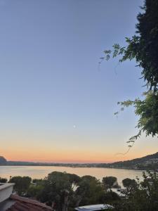Horizon lake view