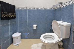 An air-conditioned apartment with a balcony, close to the Corniche, just a minute away