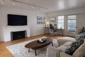 The Garden Homestay 5-10 Min to YVR & Downtown