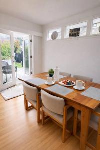 The Garden Homestay 5-10 Min to YVR & Downtown