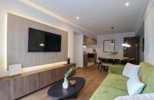 Royal 3BR with Parking & Balcony near Larcomar by Geko