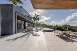 Tropical Infinity Pool Penthouse