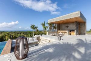 Tropical Infinity Pool Penthouse