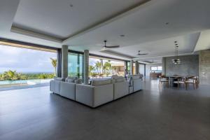 Tropical Infinity Pool Penthouse