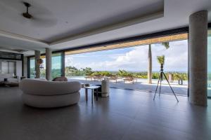 Tropical Infinity Pool Penthouse