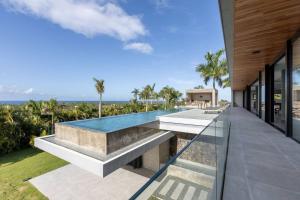 Tropical Infinity Pool Penthouse