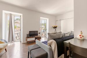 Amazing Downtown Apt with small balcony with view over the castle