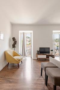 Amazing Downtown Apt with small balcony with view over the castle