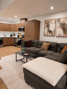 Elegant Skyline Retreat 2BR UG Parking