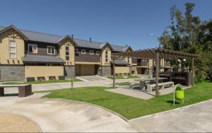 Los Robles 2 Condominio, comfort and proximity
