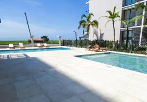 Apto de lujo 2 hab con Piscina y Balcón frente al mar