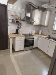 5-Min Walk to Beach, Newly Renovated 2BR
