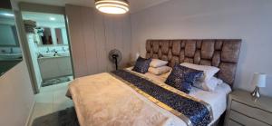 2 Bdrms Lleras, Provenza Apt, 98 inch TV & Pool table