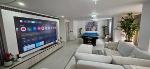 2 Bdrms Lleras, Provenza Apt, 98 inch TV & Pool table