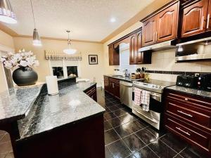 CozyHouse*5BR*FamilyBaby&KidFriendly*KingBed*AC*