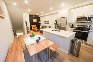 3Bdrm3Bath, Sleeps 10, WD, Wifi, Backyard, New