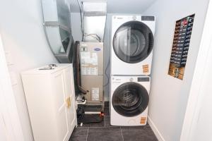 3Bdrm3Bath, Sleeps 10, WD, Wifi, Backyard, New