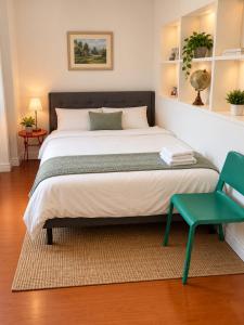 Private 2 Bedroom TV Private Entrance Kitchen Bathroom Gerrard Square Leslieville TTC Downtown Toronto