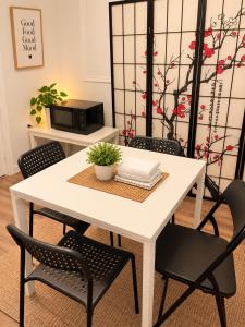 Private 2 Bedroom TV Private Entrance Kitchen Bathroom Gerrard Square Leslieville TTC Downtown Toronto