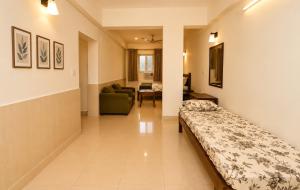 Brand New Spacious Studio Apartment For Up to 8 People In a Gated Community With Pool, Washing Machine, Kitchen and Parking Walking distance to Calangute Beach G4