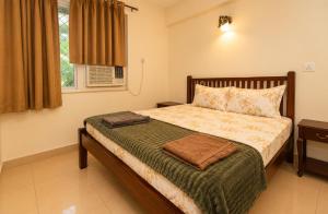 Brand New Spacious Studio Apartment For Up to 8 People In a Gated Community With Pool, Washing Machine, Kitchen and Parking Walking distance to Calangute Beach G4