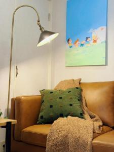 Wakyo Amaka one unit building Accommodates 11 people 2 bathrooms and 2 toilets 4minute walk to the subway station with direct access to Namba Nippombashi