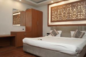 M2N Hotel Shaurya Inn