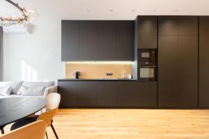 7-180 Yaroslaviv Grad, Bulvarno Kudriavska 17, Kyiv centre, Golden Gate metro nearby, fantastic city view, 15 kW backup power, Petrovdim Apartment