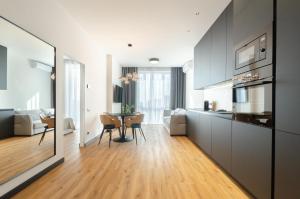 7-180 Yaroslaviv Grad, Bulvarno Kudriavska 17, Kyiv centre, Golden Gate metro nearby, fantastic city view, 15 kW backup power, Petrovdim Apartment