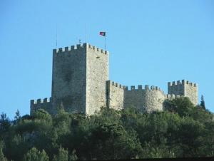 Casa do Castelo - Calm and lovely 2 & 3 bedroom Apt Near the Beach