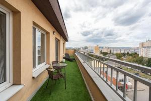 Spacious Family Home for 6 - Garage & Balcony