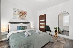 Spacious Family Home for 6 - Garage & Balcony