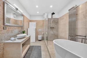 Spacious Family Home for 6 - Garage & Balcony