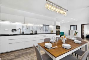 Spacious Family Home for 6 - Garage & Balcony