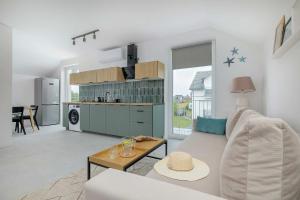 Przytulny Apartament z Klimatyzacją i Balkonem Blisko Morza by Noclegi Renters
