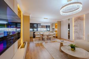 Ivory 67B4 - Stylish 1BR with Parking & City View