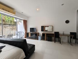 Chic condo by Rentejoy A106