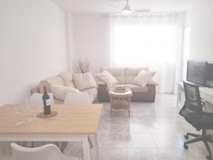 Newly renovated, centric 2 bedrooms apartment near to the beach - by TENERIFEHINTS