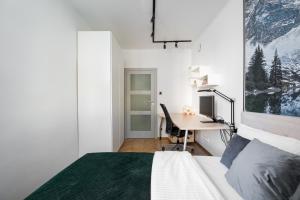 Metro Młynów Cozy Apartment by BookingHost