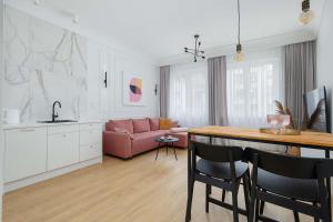 Cozy Apartment with Air conditioning in the City Centre by Noclegi Renters