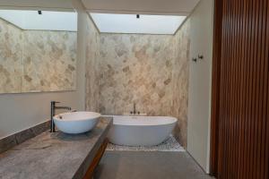 Svargi Villa 5 Uluwatu Minutes to Beach