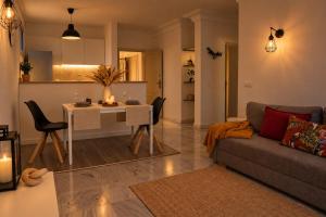 Villa Arroyo - Renovated Apartment for 5 with Sea Views and Two Terraces