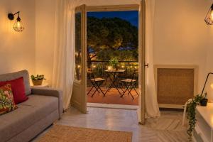 Villa Arroyo - Renovated Apartment for 5 with Sea Views and Two Terraces