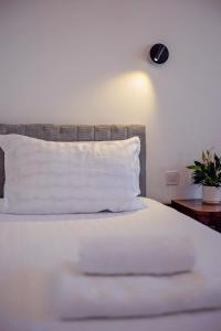 Elegant and Classic 2BD with free parking by ApartMAX
