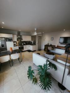 One Bed Apt at Planet Africa Modern Cozy Secure Sea Point