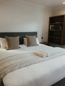 One Bed Apt at Planet Africa Modern Cozy Secure Sea Point