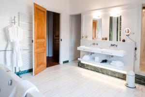 B&B / Chambres d'hotes La Villa Guy & Spa - Les Collectionneurs : Suite avec Terrasse 